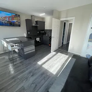 Hosted By Ryan - 1 Bedroom Apartment